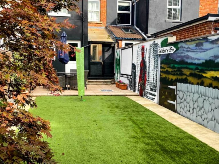 Roots and Shoots provide high-end, custom gardening services for Wiltshire, Gloucestershire, Oxfordshire, and the surrounding regions